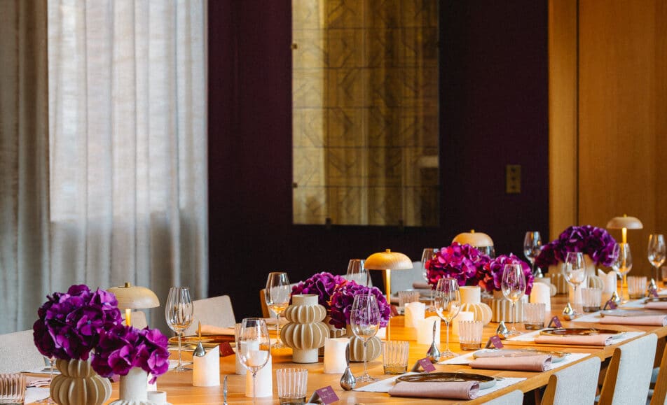 Venez à notre table, où nos champagnes et la gastronomie se rencontrent. Dans le salon de la Maison de Famille Krug, la cuisine du Chef Arnaud Lallement dialogue avec les Champagnes Krug.