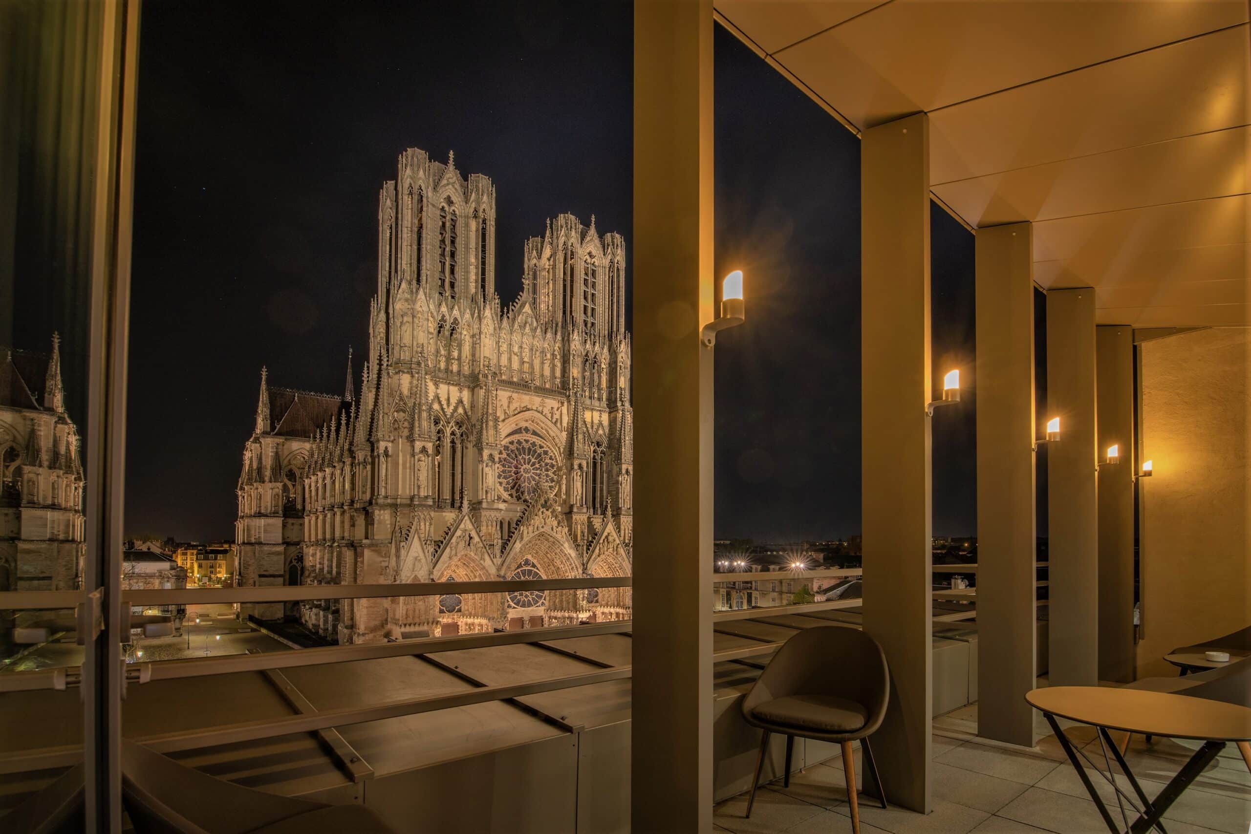 La Caserne Chanzy de nuit @ChristopheLagocki Prenez place à une table d’hôtes gastronomique de 12 convives, au cinquième étage de La Caserne Chanzy, face à la cathédrale de Reims.