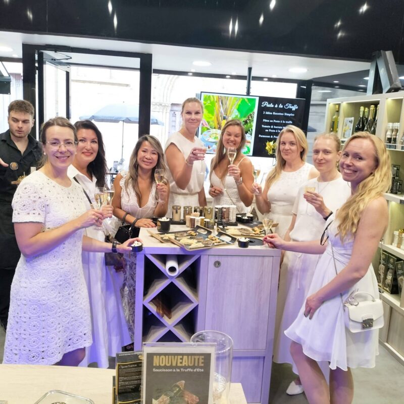 Signorini Tartufi Dégustation de produits à la truffe et de champagne dans la boutique Signorini Tartufi à Reims.