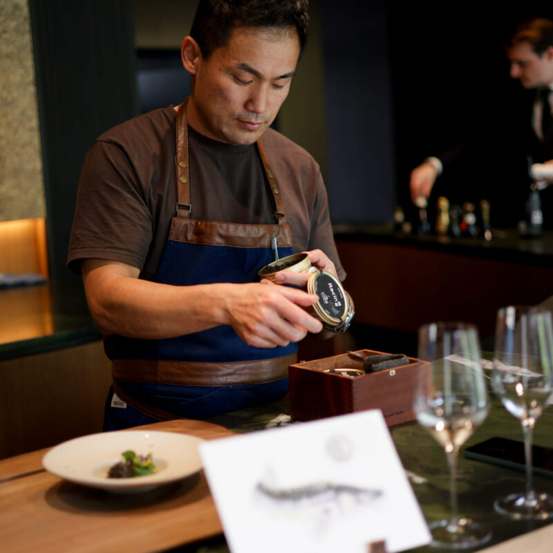 Chez Racine, vivez un dîner en dialogue avec les champagnes Chartogne-Taillet, imaginé par Kazuyuki Tanaka et Alexandre Chartogne.