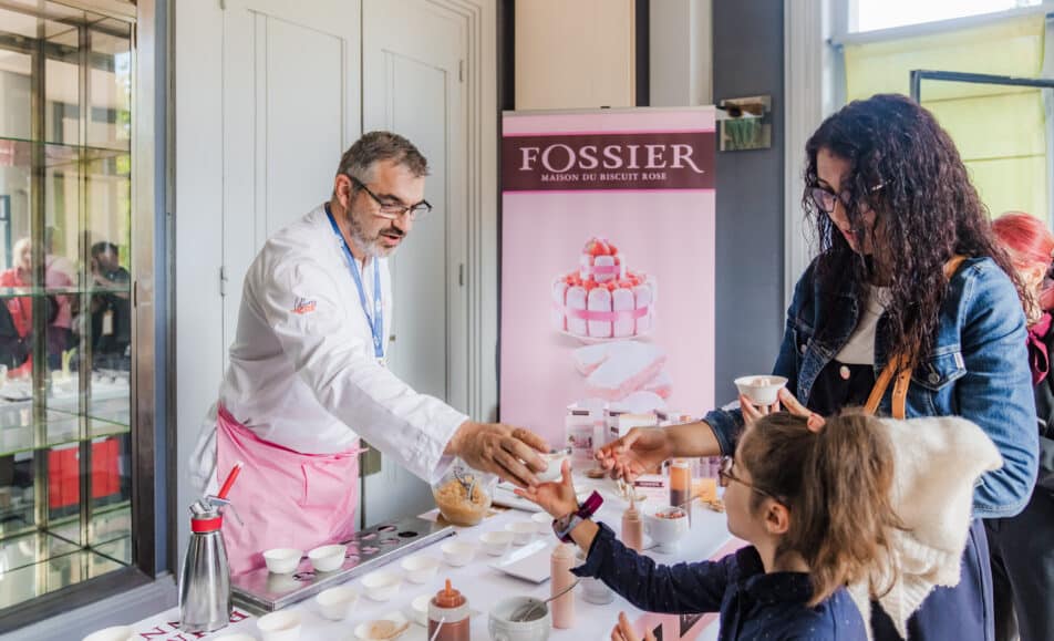 Création pâtissière à la poire et au Biscuit Rose de Reims dégustée à la Villa Douce.
