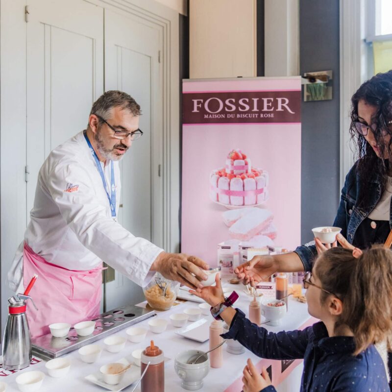 Création pâtissière à la poire et au Biscuit Rose de Reims dégustée à la Villa Douce.