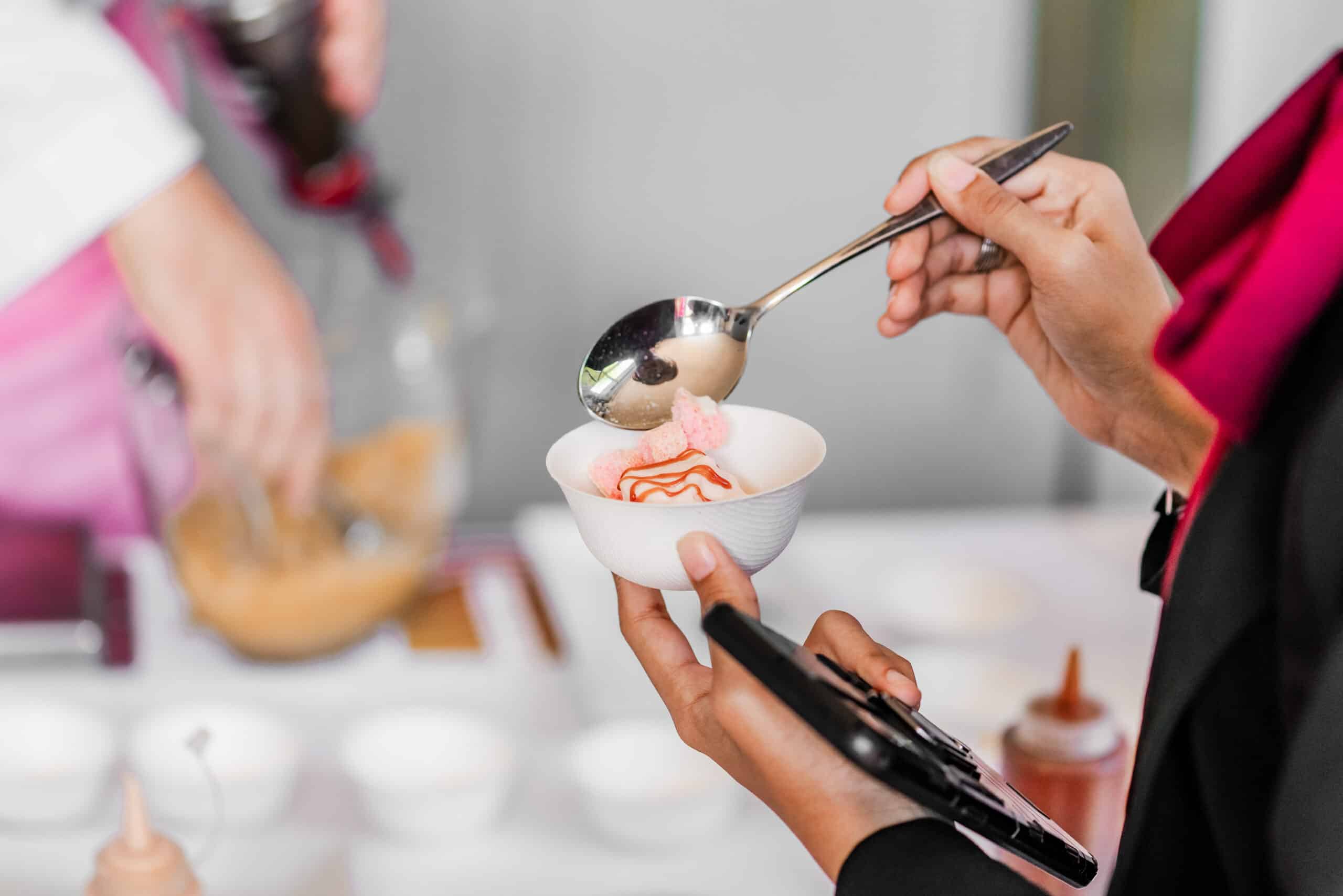 Création pâtissière à la poire et au Biscuit Rose de Reims dégustée à la Villa Douce.