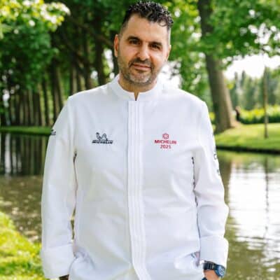 Le temps d’une soirée, vous retrouvez Massimiliano Sena, chef du Château de Courcelles, hors de ses cuisines habituelles. Dans l’atmosphère intime et moderne d’un appartement privé, il compose un dîner italien généreux, inspiré de ses racines et de ses souvenirs d’enfance. Les cuvées de la maison Bollinger accompagnent cette parenthèse gastronomique tout au long de la soirée.